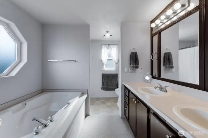Primary Bathroom w/ Soaker Tub