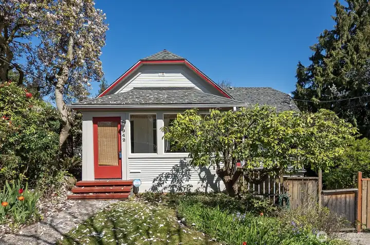 Adorable duplex, a stone's throw from Green Lake!