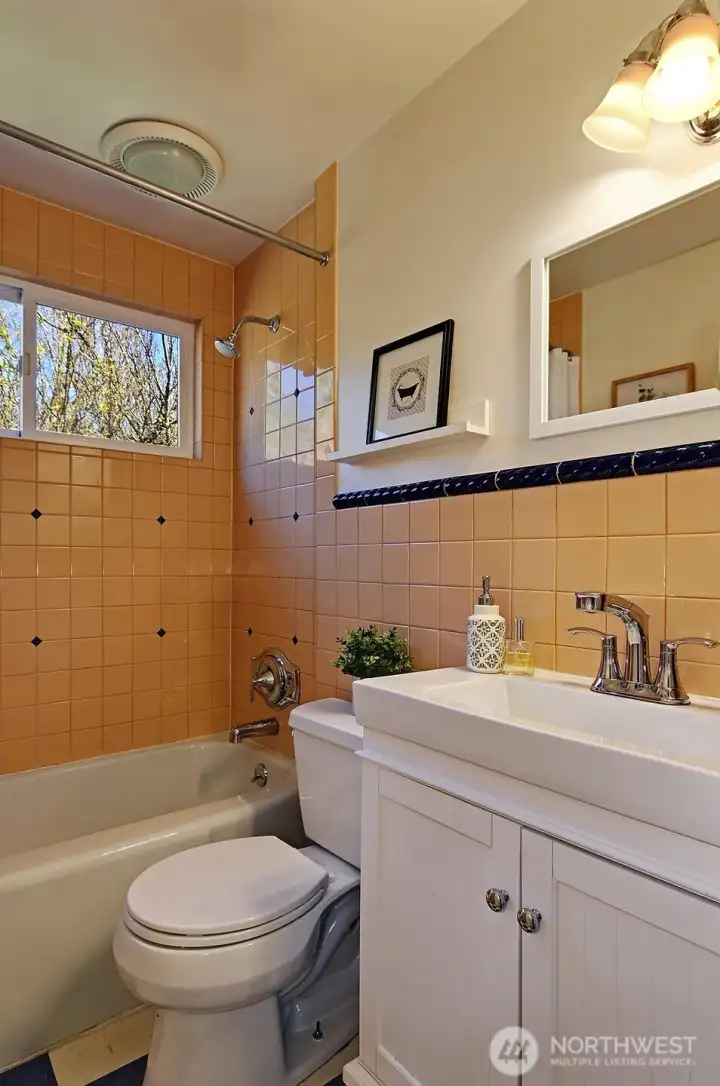 Full main floor bath.