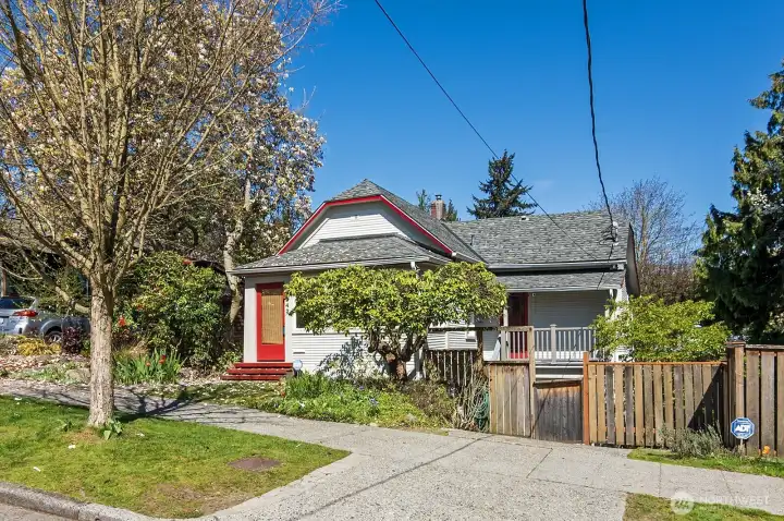 An open deck to enjoy the summer and a sunporch all year long.