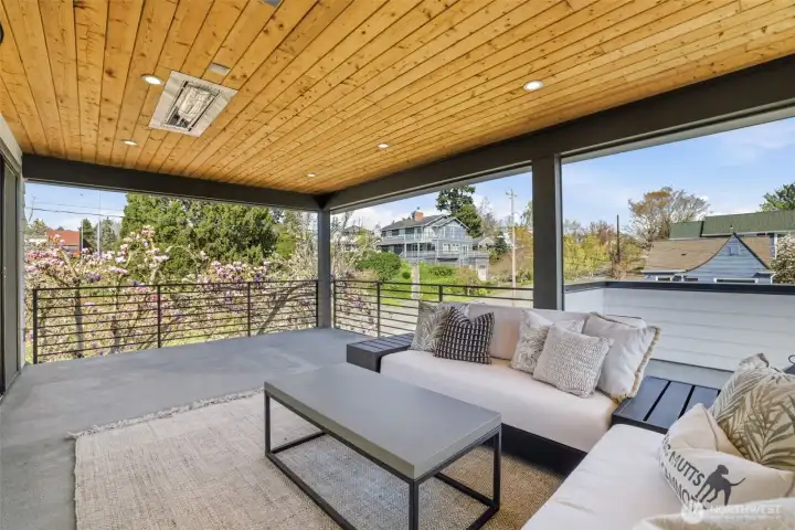 Year-round rooftop living with skyline views