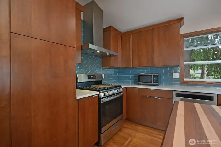 Gas cooktop, butcher blook cutting board, quartz countertops, and all the cabinets you could hope for! Gas cooktop, butcher blook cutting board, quartz countertops, and all the cabinets you could hope for!