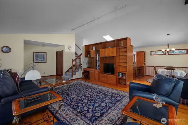 Flowing floor plan.