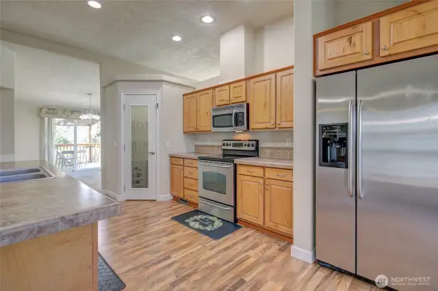 Kitchen w/ Walk-in Pantry