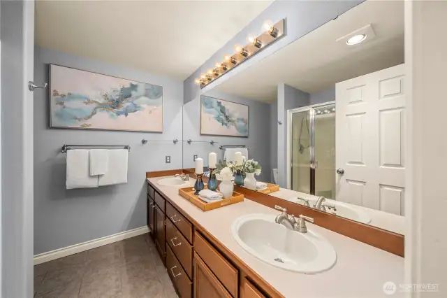 1 of the 2 primary bathrooms