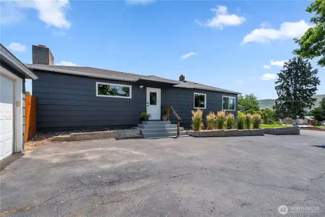 Off Street Parking, Large Detached Garage / Shop