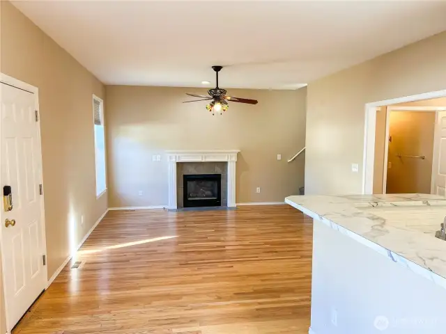 Inside from back yard, you can appreciate the exquisite hardwood floor.