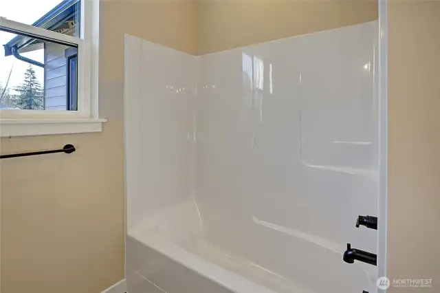 Tub/shower in guest bathroom.