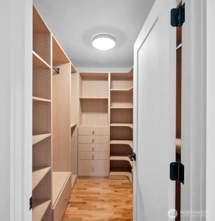 Door to primary walk-in