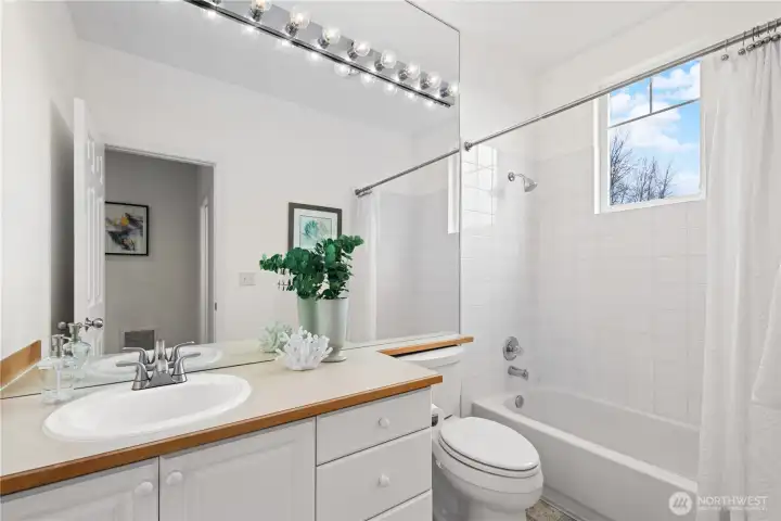 Upstairs full bathroom.