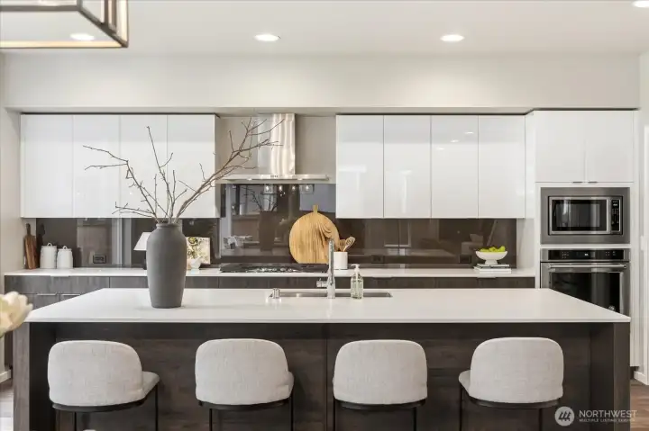 The Culinary Stage: High-performance stainless steel appliance package and a generous quartz island anchor effortless hosting.