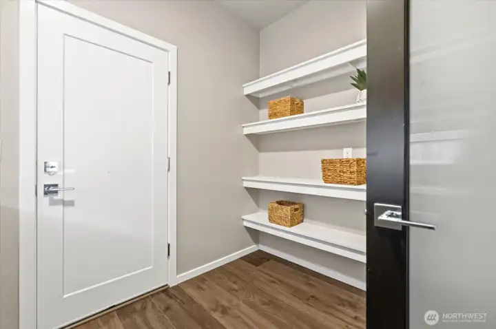 An additional step-in storage unit ensures a minimalist, clutter-free kitchen aesthetic.