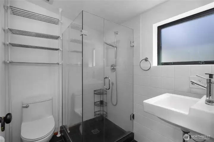 3/4 primary bath - clean and open.