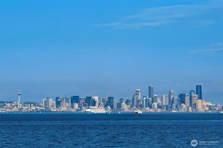 Jaw dropping Seattle views straight away.