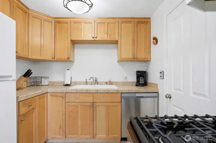 Well thought out kitchen to maximize space. New dishwasher.