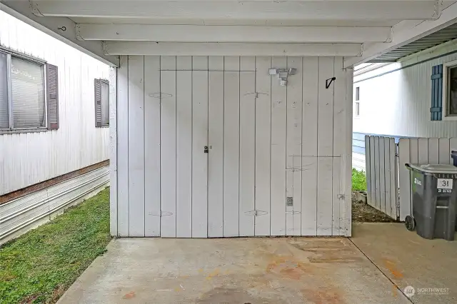 Carport shed- plenty of storage