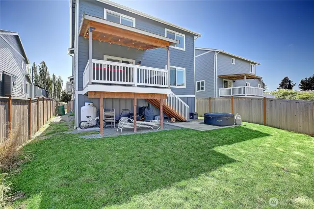 Fenced yard, hot tub patio...
