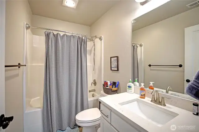 Upstairs full guest bath...