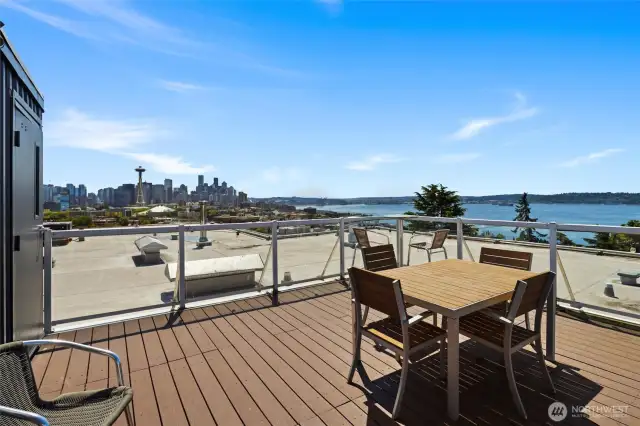 Incredible rooftop deck! Enjoy the best views, salty sea air, firework shows, summer bbqs, & more!