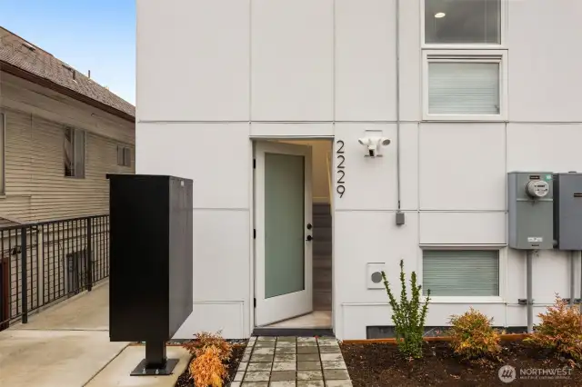 Corner unit with abundant light!