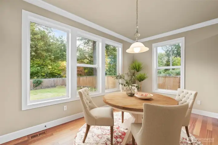 natural light pouring into the diningroom