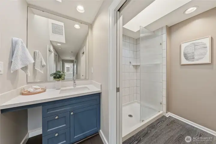 Hall/Guest Bathroom