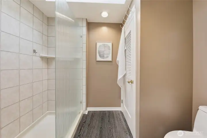 Hall/Guest Bathroom