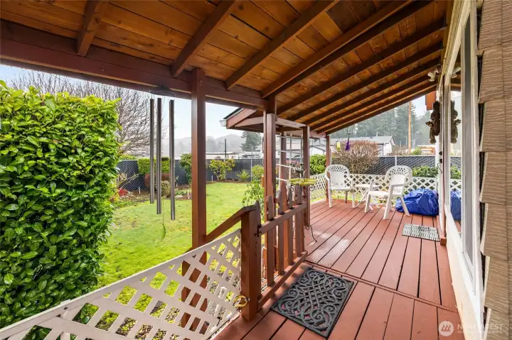 Wrap around deck to see lake