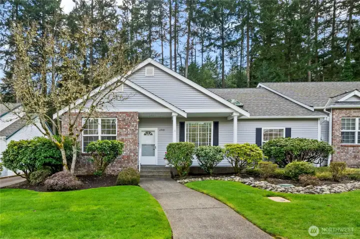 Welcome to the well-maintained, gated community of Nantucket West in the heart of University Place.