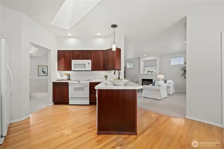 Here you can see the convenient proximity to the dining room through the opening on the left.