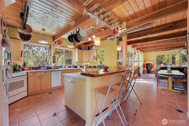 Kitchen and breakfast bar