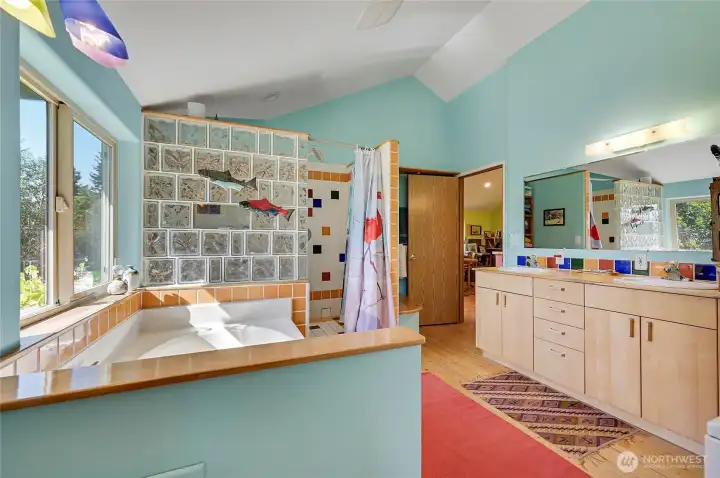 Ensuite full bathroom