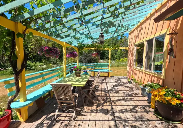 Porch leading off living room - perfect for al fresco dining!
