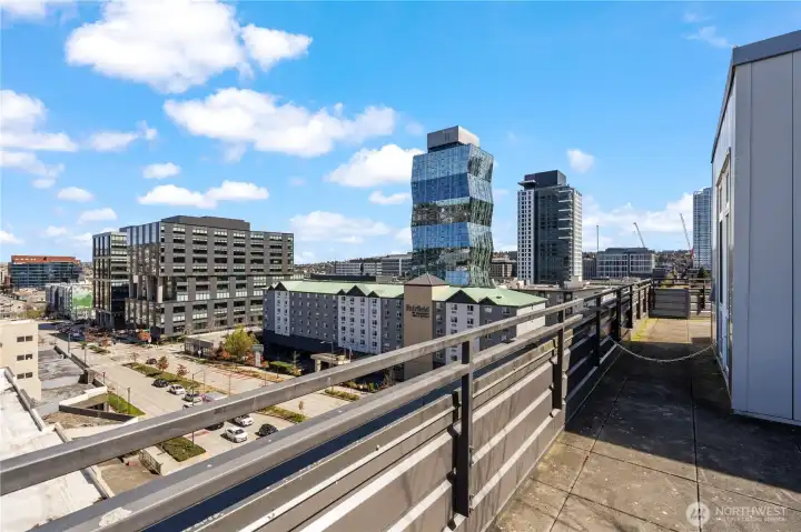 Rooftop Deck With City Views (7M)