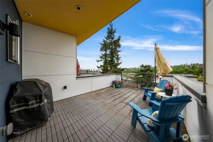 Grill and umbrella can stay if buyer wants
