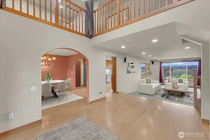 Large entry foyer (Rooms virtually staged )