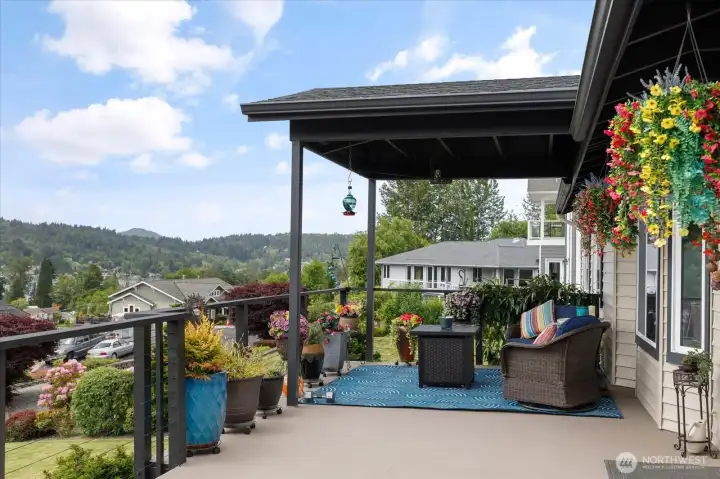 From the deck you can watch the boats race around the lake, all while enjoying the beauty of nature all around.