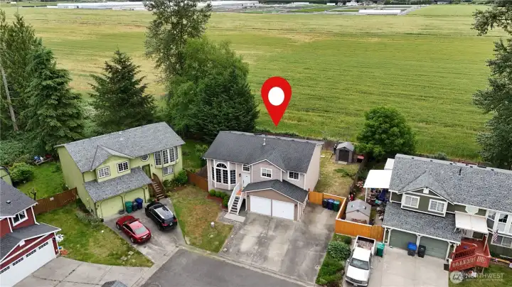 Located in a small cul-de-sac and vast open areas beyond, traffic noise is not an issue! Located in a small cul-de-sac and vast open areas beyond, traffic noise is not an issue!