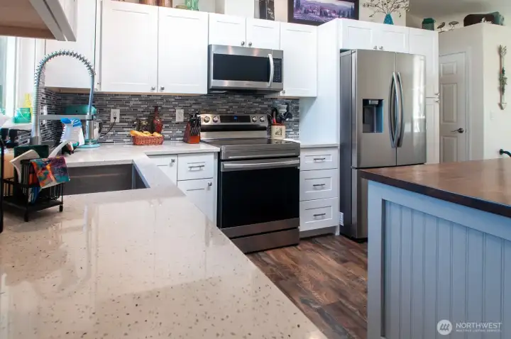 Recently remodeled kitchen has new/newer range, refrigerator and dishwasher. Recently remodeled kitchen has new/newer range, refrigerator and dishwasher.