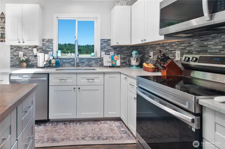 Washing dishes is less of a chore when you can enjoy the fabulous view. Washing dishes is less of a chore when you can enjoy the fabulous view.