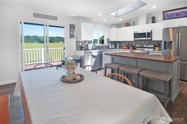 Friends and relatives can chat with the chef and/or enjoy casual dining at the center island. Friends and relatives can chat with the chef and/or enjoy casual dining at the center island.