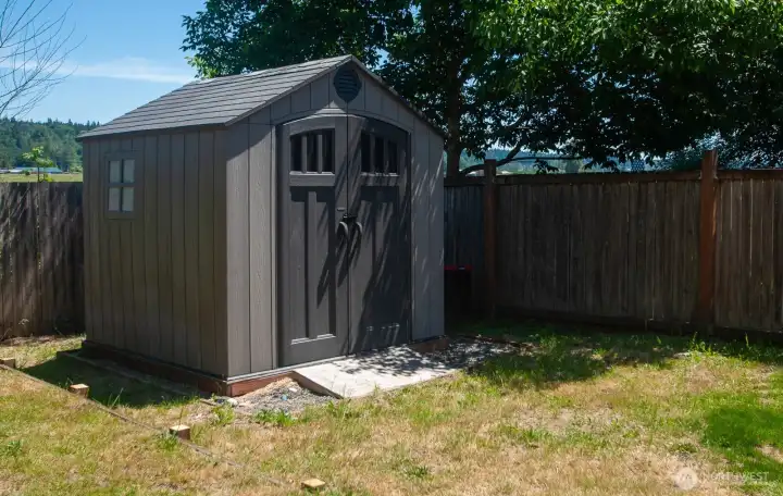 Located at one end of the backyard is a handy storage shed. Located at one end of the backyard is a handy storage shed.