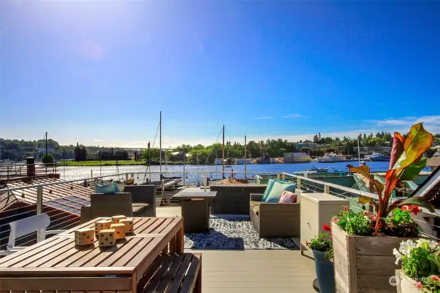 The Seattle Houseboat life you've dreamed of. Now is the time!