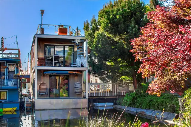 Better-than-new Fuller Style steel-hulled houseboat! Each level has a deck, plus a full-footprint roofdeck for outdoor living; not included in the square foot calculation.