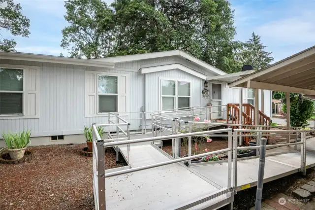 Wheelchair ramp can stay or go, buyers' choice.