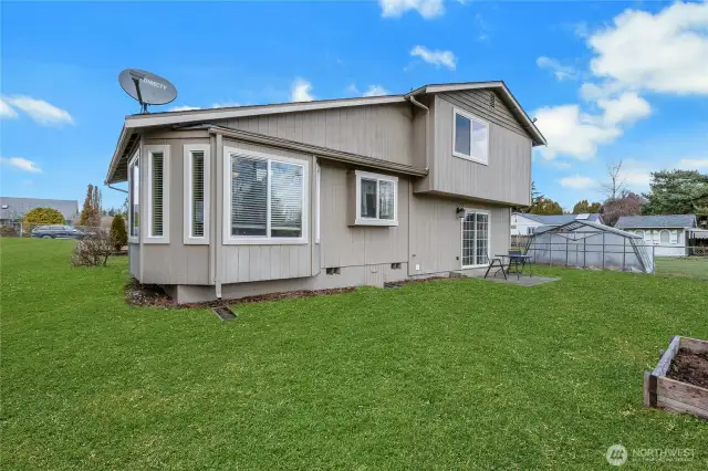 Side yard to house