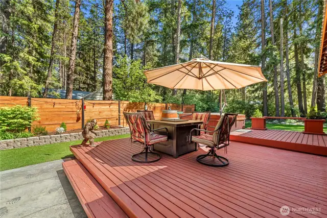 expansive deck, privacy fence