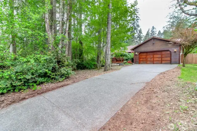 Very long driveway for many cars to be parked