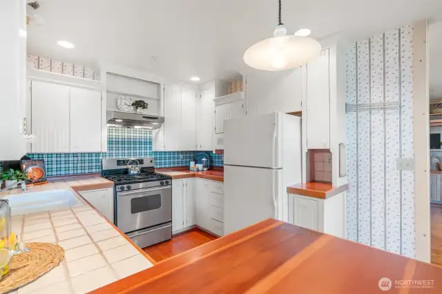 Guest house (DADU) kitchen.