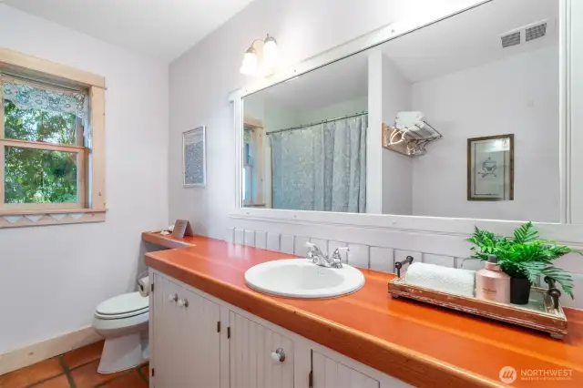Guest house (DADU) full bathroom.